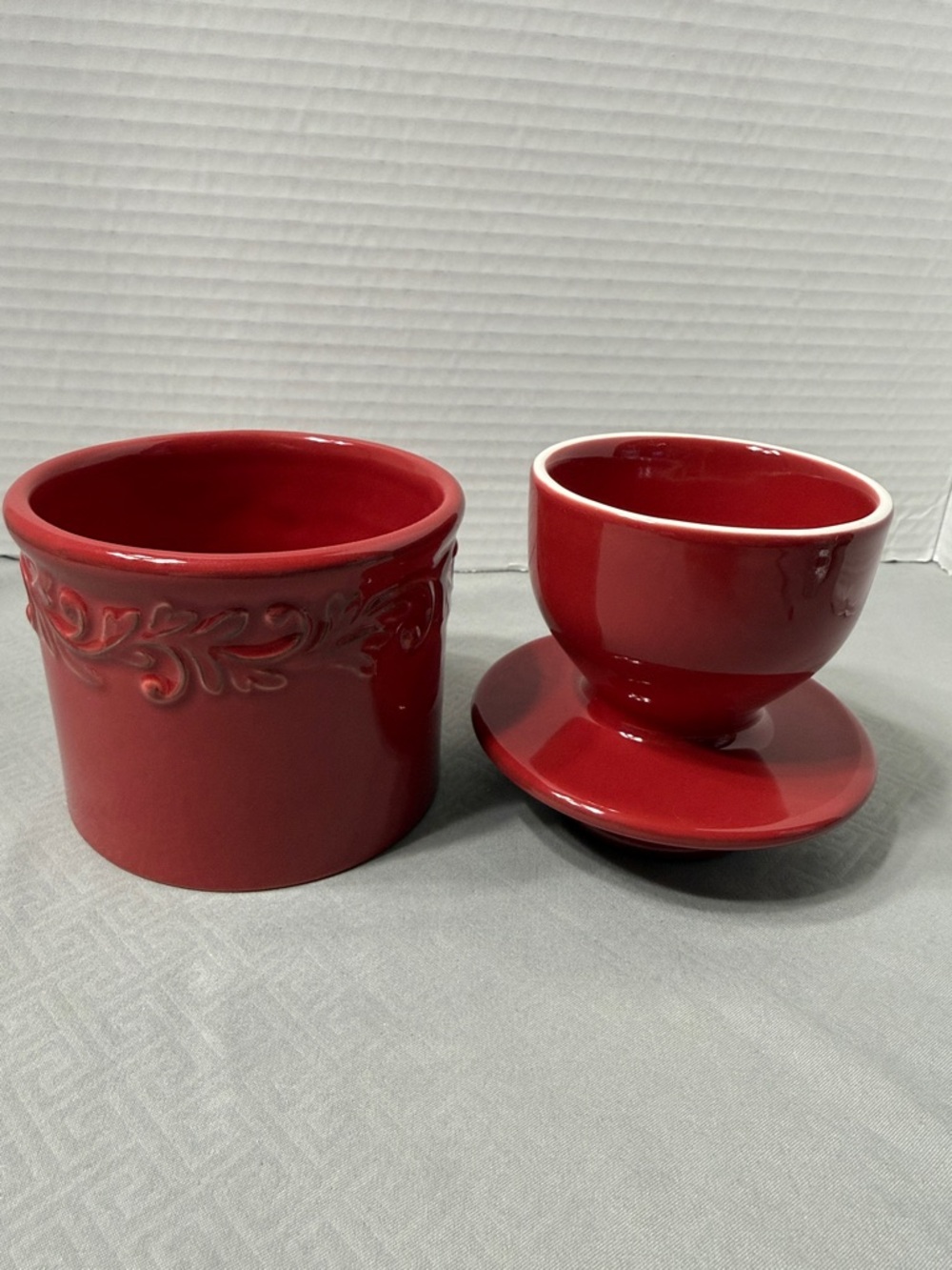 L Tremain Rouge Antique Collection Butter Keeper Crock Embossed Vines & Leaves - Picture 5 of 12